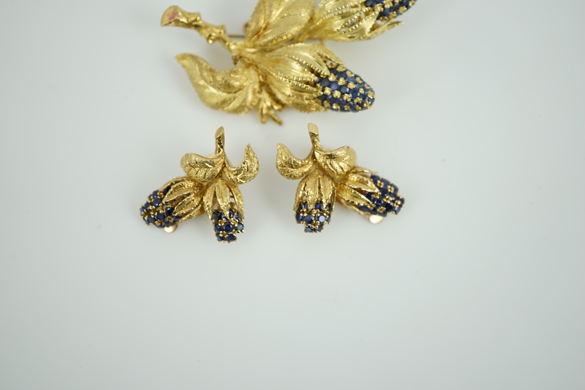 A 20th century Italian 18k gold and sapphire cluster set foliate brooch, 53mm, together with a pair of similar unmarked ear clips